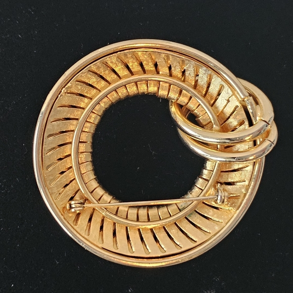 Vintage Unsigned Gold Tone Large Wreath Brooch - Picture 6 of 7